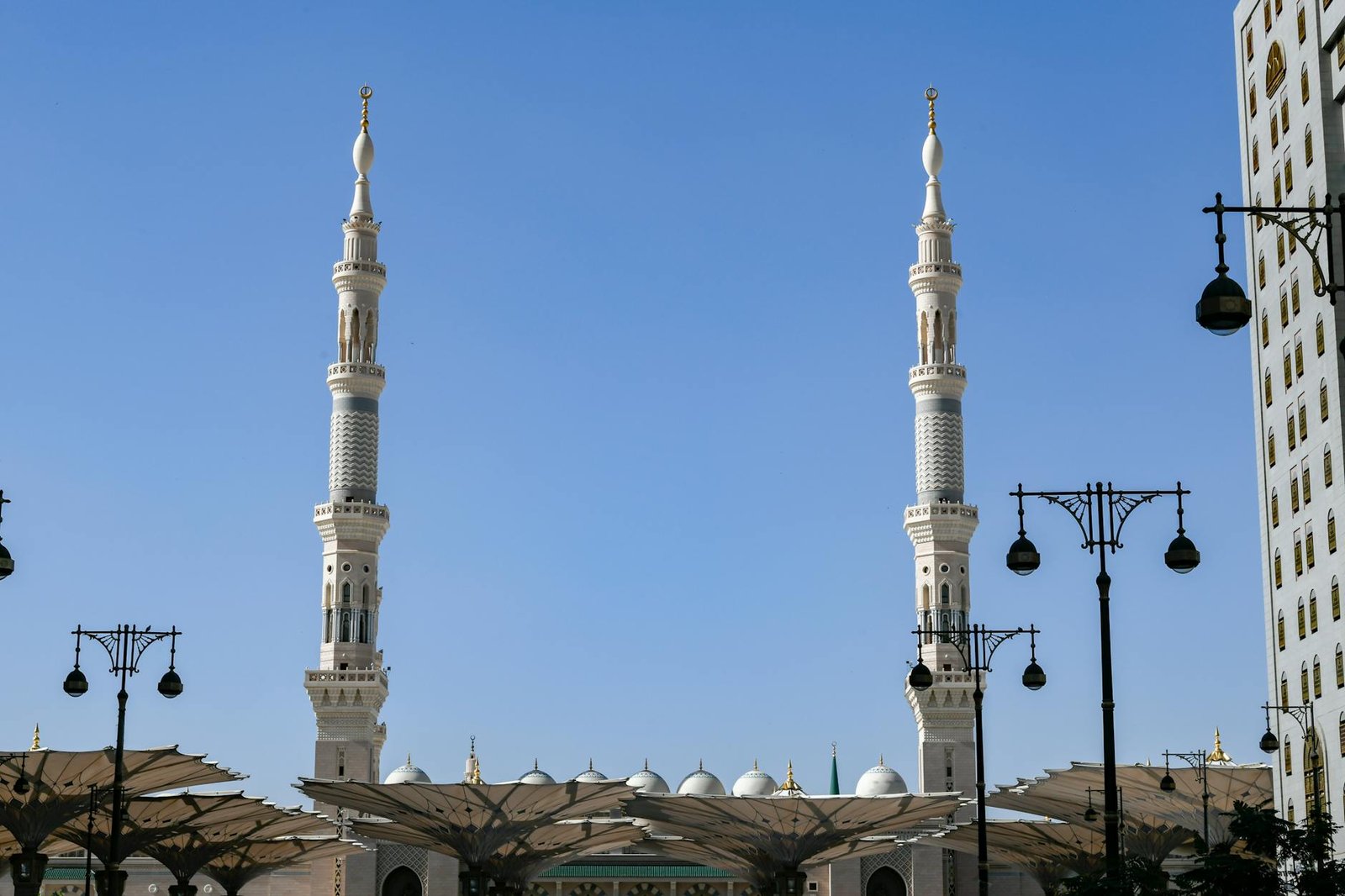 al masjid an nabawi mosque in saudi arabia