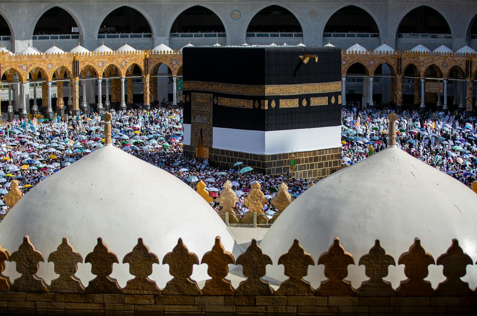 crowd of pilgrims around kaaba