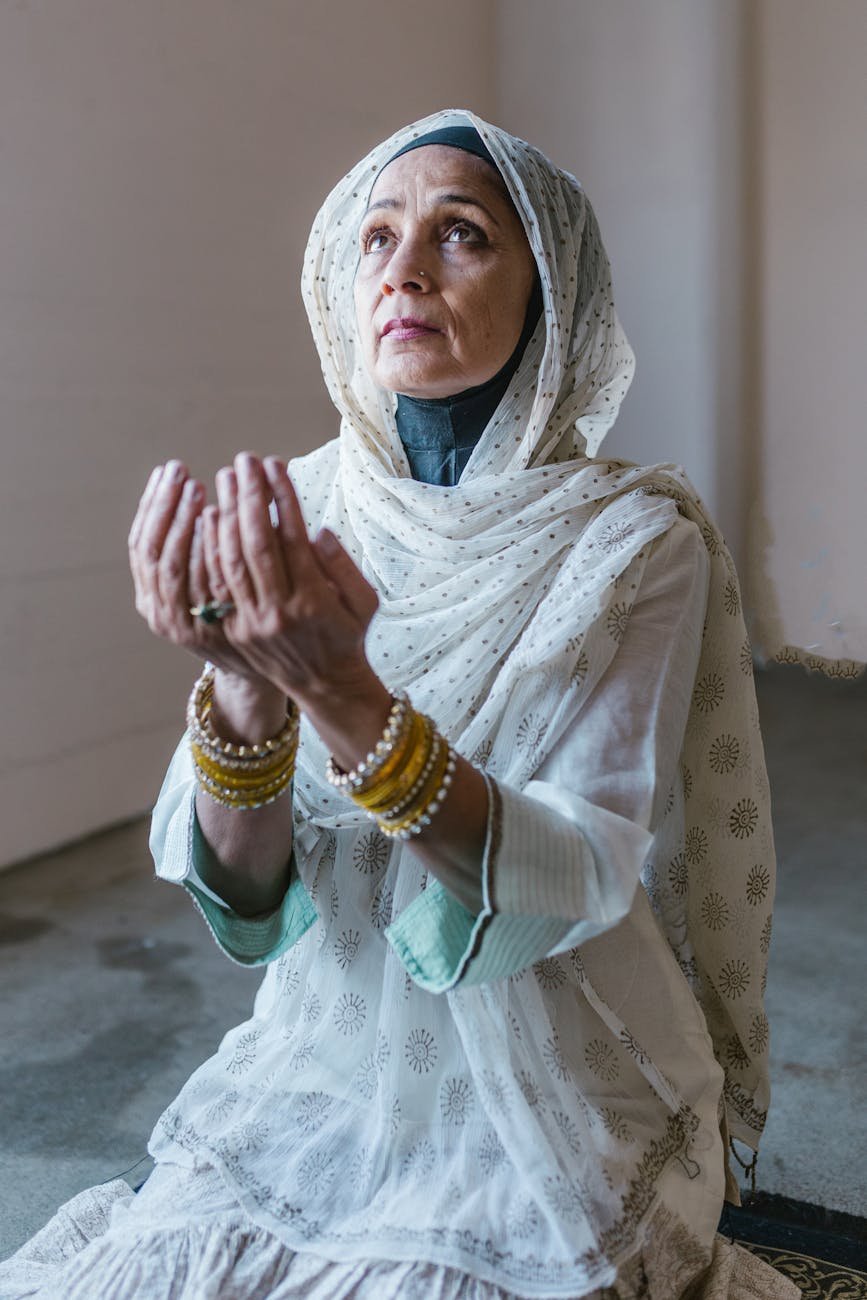 woman in white hijab praying