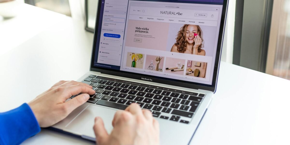 laptop z otwartym edytorem graficznym szablonu sklepu internetowego shoper