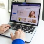 laptop z otwartym edytorem graficznym szablonu sklepu internetowego shoper